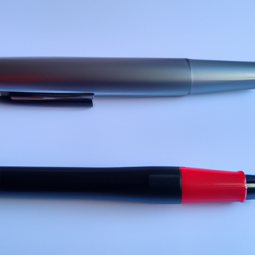 תמונה של עט ממותג ועט גנרי זה לצד זה